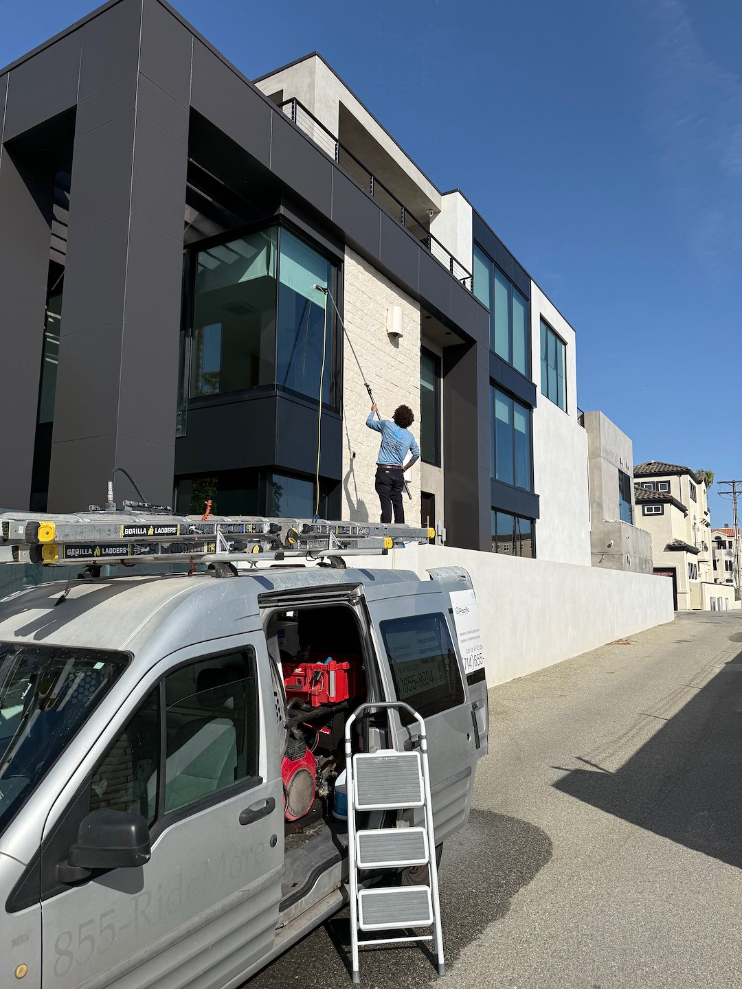Exterior Window Cleaning in Huntington Beach 
